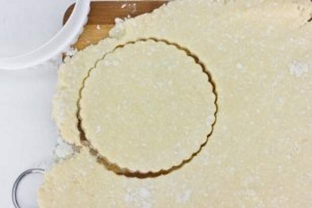 Круглой формочкой вырезать заготовки для печенья.