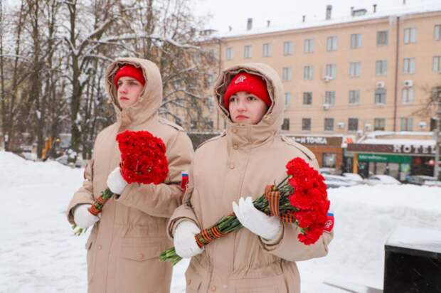 В Туле почтили память жертв блокады Ленинграда, возложив цветы к Вечному огню