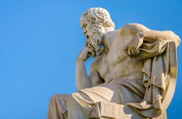 Сократ. Памятник возле Афинской академии наук, установлен в XX веке