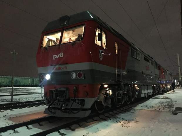 Этот поезд тянут за собой два локомотива сразу, причем у современных тепловозов повышенная мощность. Фото: Елена КРИВЯКИНА