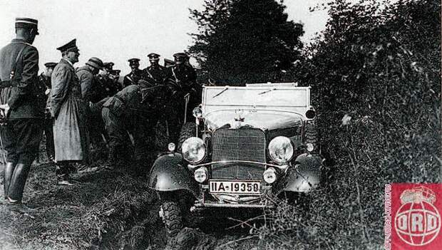 Тяжелый неполноприводный G4 застрял. Но похоже, что Гитлера это даже забавляет. 1936 год.