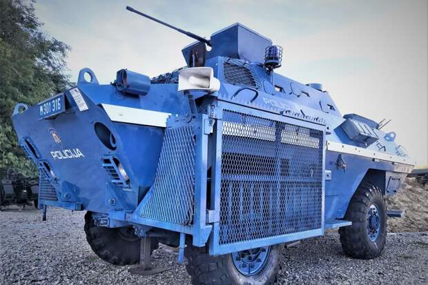 "Ланцет" поджег полицейский БТР и снял свою атаку на видео