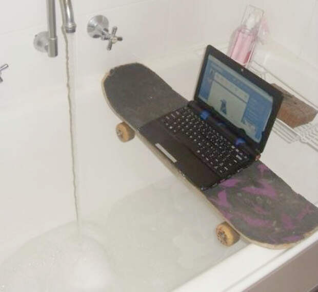 Скейт - незаменимая вещь в ванной комнате. | Фото: МИР ВОКРУГ.