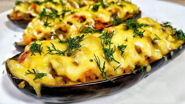 Запеченные баклажаны с фаршем, помидорами и сыром