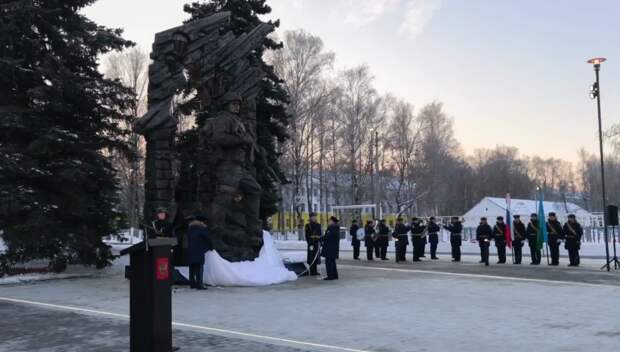 В Пскове открыли два памятника десантникам