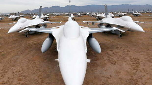 Американские многофункциональные лёгкие истребители F-16. Архивное фото