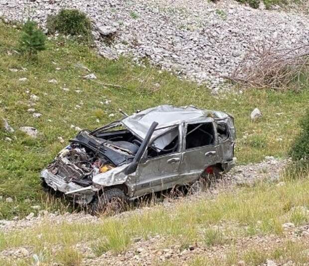 В Крыму автомобиль с пассажирами скатился в ущелье и разбился. Есть погибшие
