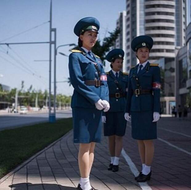 Красавицы-регулировщицы в Северной Корее становятся пенсионерками в 26 лет