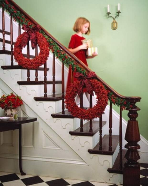 Дизайн интерьера. Потрясающие идеи украшения лестниц к Рождеству (35) (480x600, 154Kb)