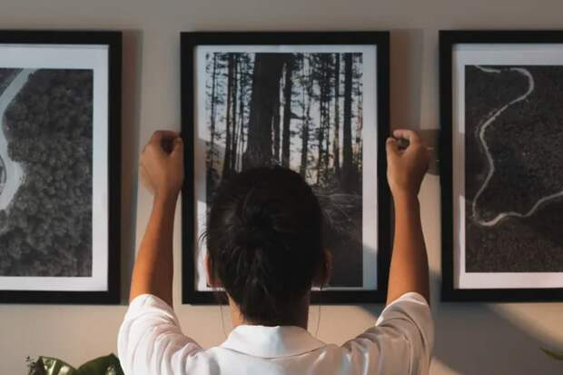 5 способов. Как повесить картину на стену без дрели и молотка