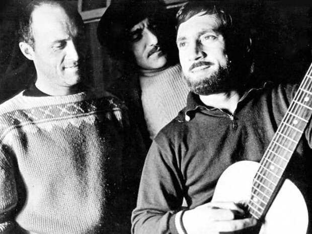 Режиссер Станислав Говорухин, помощник режиссера Владимир Мальцев и Владимир Высоцкий во время съемок | Фото: echo.msk.ru Режиссер Станислав Говорухин, помощник режиссера Владимир Мальцев и Владимир Высоцкий во время съемок | Фото: echo.msk.ru
