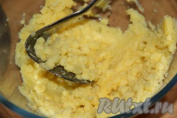 С помощью толкушки размять вареный картофель в пюре. 