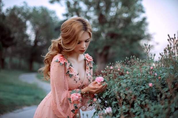 БОГ СОЗДАЛ ЖЕНЩИНУ ИЗ РОЗ.