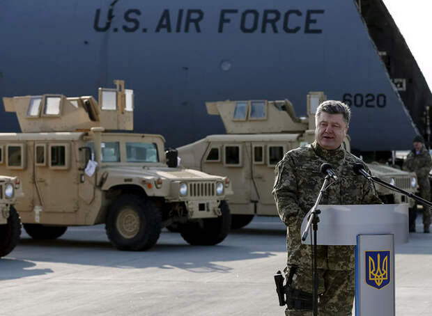 Прибытие партии американских бронемашин HUMVEE встречает лично президент Украины Петр Порошенко.
