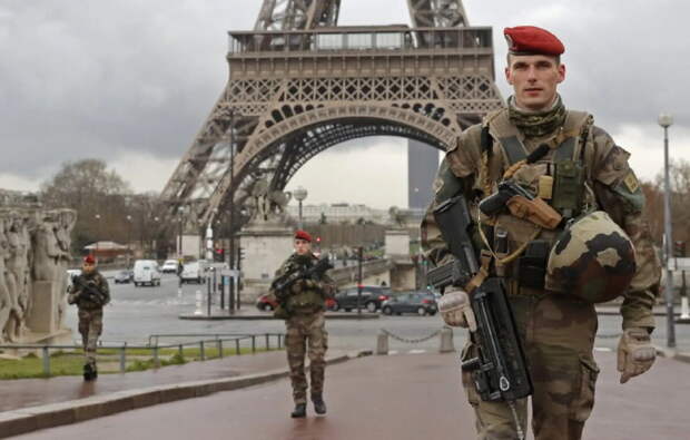 Глава Франции Эммануэль Макрон, судя по всему, готов к тому, чтобы вступить с Россией в прямое военное противостояние. По крайней мере, он так или иначе пытается «намекнуть» об этом Москве.-5
