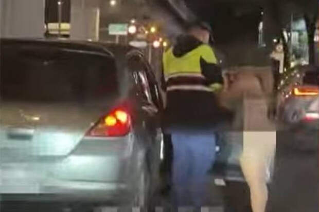 Голая женщина выскочила на холодную улицу на глазах у множества прохожих