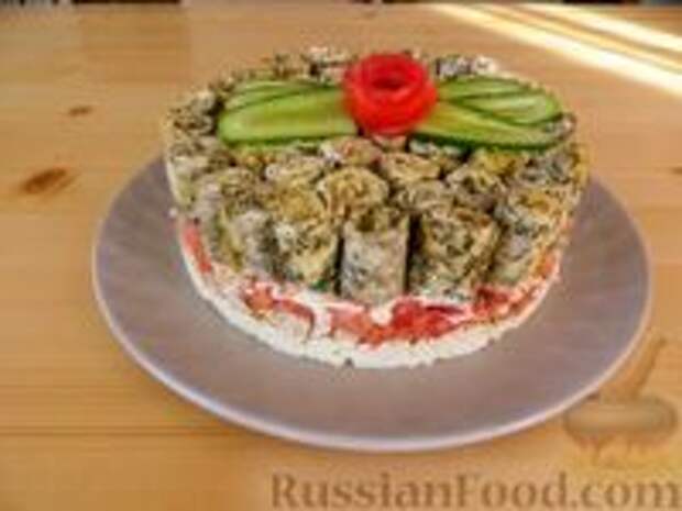 Фото к рецепту: Салат-торт "Загадка" с курицей, помидорами и яичными блинчиками