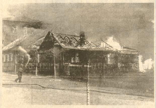 Боец пожарной команды борется с огнём. Минск, 24 июня 1941 г. Фото военного корреспондента Д. А. Минскера