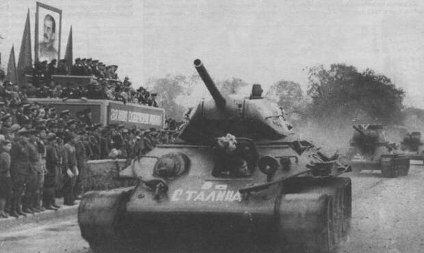 Танки Т-34 на параде в честь победы над Японией. 16 сентября 1945 года. Танки Т-34 на параде в честь победы над Японией. 16 сентября 1945 года.