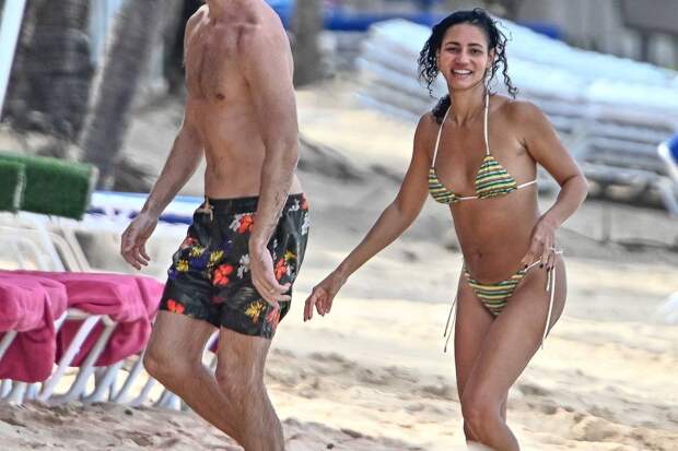 Популярная телеведущая в крошечном бикини попала в объектив папарацци