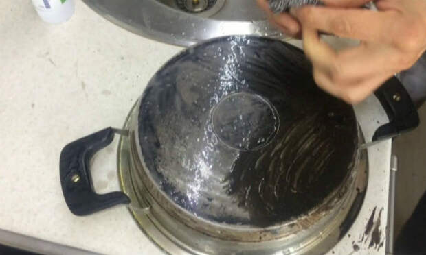 Чистка старой алюминиевой посуды отходами: забытый способ