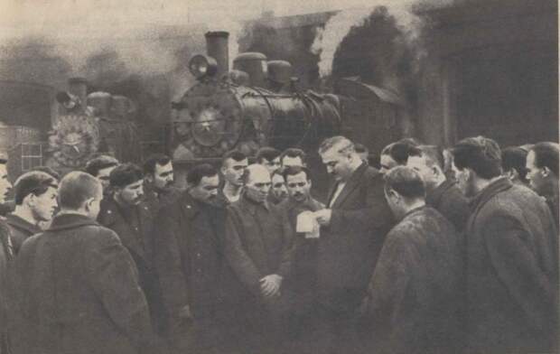 Зачитывают послание о смерти Сталина на железнодорожном депо Тбилиси 
