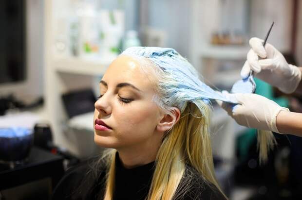 Не стоит экспериментировать с цветом волос перед праздниками. / Фото: bravedefender.ru