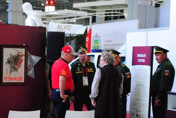 Павел Попов посетил выставку «Война. Герои и подвиги»