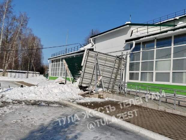 В Суворове обрушилась входная группа дворца спорта