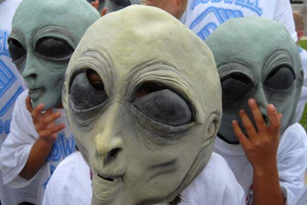 Люди в масках пришельцев