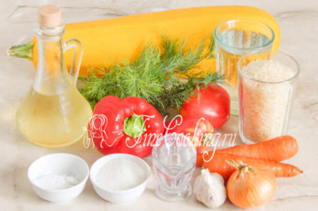 В рецепт этого вкусного овощного блюда на зиму входят следующие ингредиенты: кабачок, помидоры, морковь, лук репчатый, сладкий перец, укроп, пропаренный рис, вода, столовый 9% уксус, сахар, соль, чеснок, рафинированное растительное масло