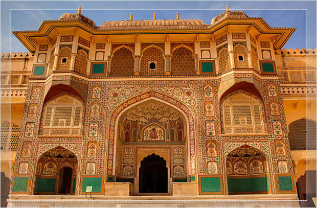 Внутри - это роскошный дворец.