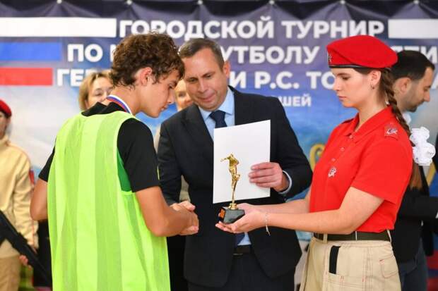 Майкопская гимназия № 5 стала победителем первого мини-турнира по футболу памяти Героя России Романа Торохова