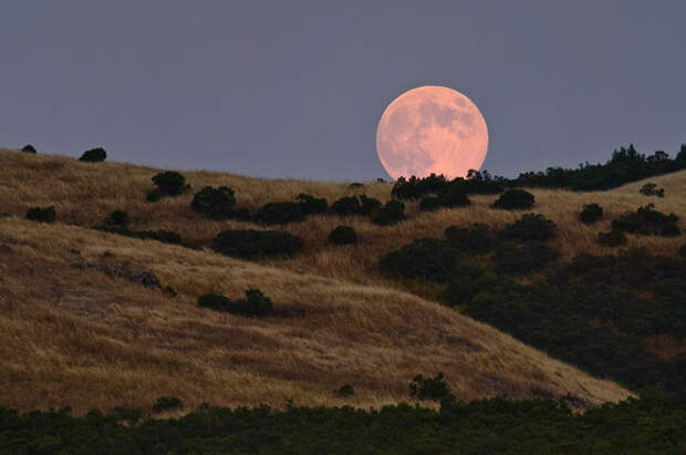 Восход Луны над горами Санта Круз, Калифорния, США.