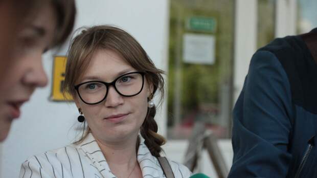 Ситуация с ЛОР-отделением Новгородской областной детской больницы, о которой писал в своем обращении в соцсети врач Алексей Борискин, накалилась до предела. Как сообщает 29 июня Новгород.ру, к зданию больницы пришли обеспокоенные массовым увольнением узких специалистов родители. На встрече присутствовали врачи и заместитель министра здравоохранения Новгородской области Резеда Ломовцева. — Полгода назад мы впервые стали получать жалобы от мамочек о том, что невозможно получать экстренную помощь в вечернее время и в выходные дни. Эти вопросы были адресованы главному врачу, выяснилось, что с апреля этого года ЛОР-помощь оказывалась только днём. Сейчас она оказывается полностью в круглосуточном режиме, — сообщила Резеда Ломовцева.