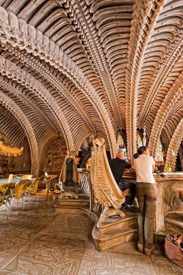 В «H.R. Giger Bar» лучше ходить только на экскурсию. interestingengineering.com.