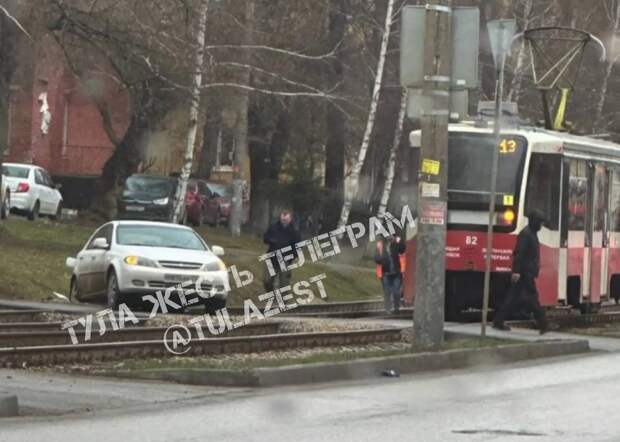 На улице Станиславского в Туле столкнулись трамвай и легковушка