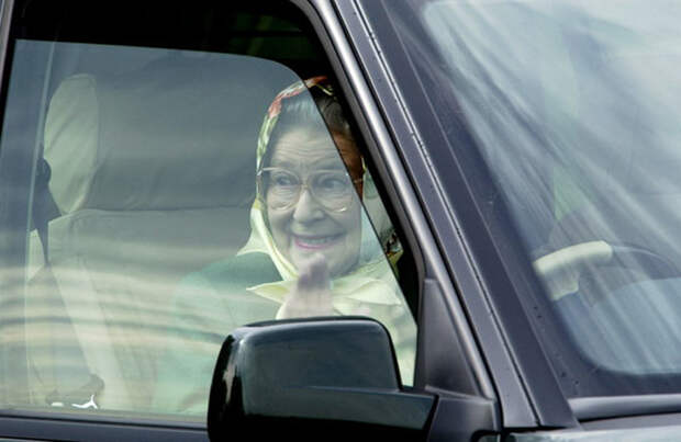 Королева покидает гонки гран-при в Виндзоре, в которых принимал участие герцог Эдинбургский, супруг королевы. Май 2002 г.