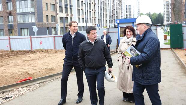 Андрей Воробьев проверил ход строительства школы в ЖК "Серебрица" в Красногорске