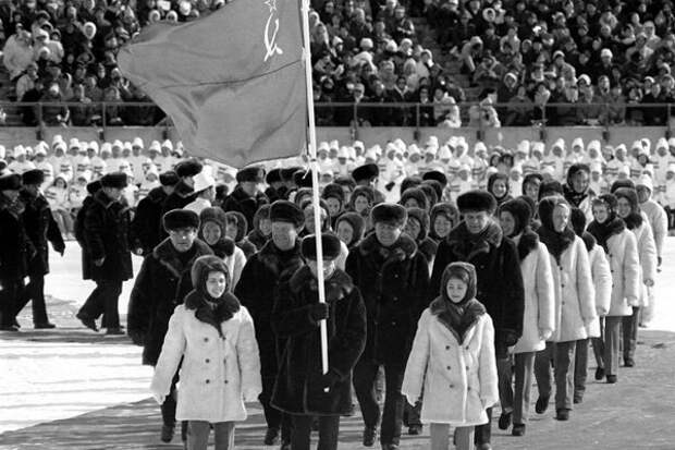 Веденин на открытии Олимпиады-1972 с флагом СССР. Фото в свободном доступе. 