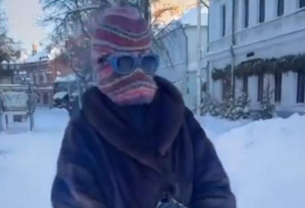 Виктория Исакова в необычном наряде прогулялась по центру Рязани