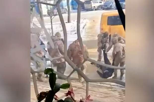 Сотрудники ТЦК за ноги вынесли мужчину из здания и протащили по земле к автобусу