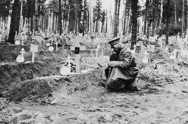 На Братском кладбище не ставили оград. 1918 год. Репродукция.