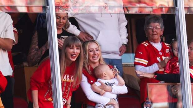 Taylor Swift and Brittany Mahomes