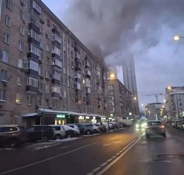 Пожарные спасли 25 человек из горящей многоэтажки на Пресненском Валу