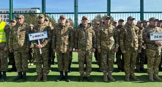 Пожарные в Караганде соревновались в подъёме на 25-й этаж