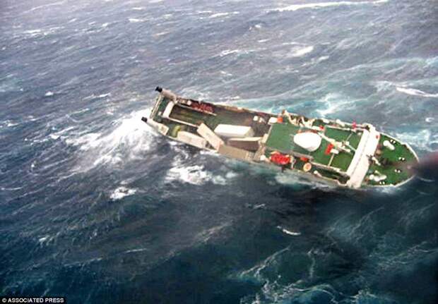 2005 год, грузовое судно "Порвенир" терпит бедствие у берегов Чили. Во время шторма погибло трое членов команды буря, корабли, море, океан, стихия, суда, фото, шторм