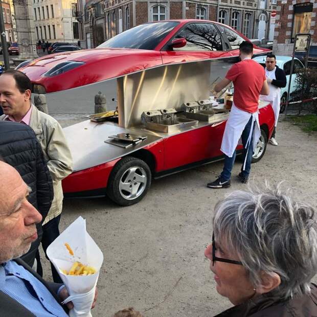 Художник разрезал Fiat и сделал из него киоск