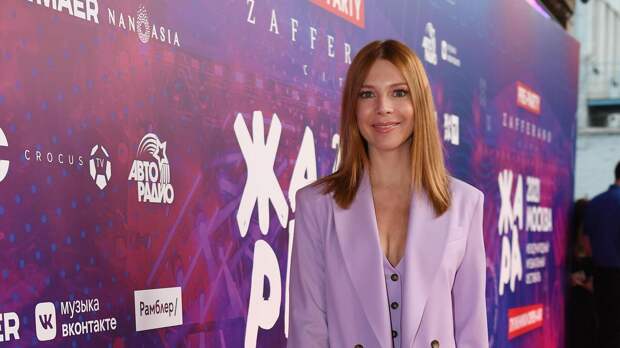 Певица Наталья Подольская в ведосипедках и топе снялась в спортзале