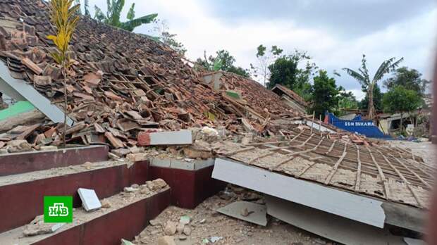 В Индонезии при землетрясении 44 человека погибли и 300 ранены